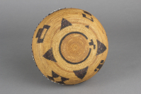 Pomo%20artist%2C%20%3Cb%3E%3Ci%3E%20Basket%3C%2Fi%3E%3C%2Fb%3E%2C%20ca.%201900%2C%20sedge%2C%20bulrush%2C%20and%20willow%20with%20shell%20beads%2C%20Gift%20of%20Mrs.%20Ferdinand%20C.%20Smith%20and%20Mr.%20L.%20Hawley%20Hoffman%2C%20no%20known%20copyright%20restrictions%2C%2043.1.10